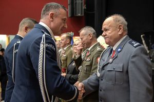 Dolnośląscy policjanci wyróżnieni medalami i odznaczeniami przy okazji obchodów związanych z 107. rocznicą odzyskania przez Polskę Niepodległości