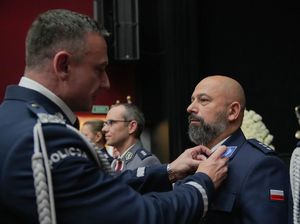 Dolnośląscy policjanci wyróżnieni medalami i odznaczeniami przy okazji obchodów związanych z 107. rocznicą odzyskania przez Polskę Niepodległości
