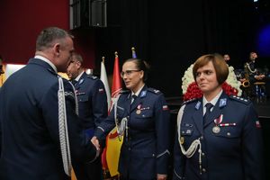 Dolnośląscy policjanci wyróżnieni medalami i odznaczeniami przy okazji obchodów związanych z 107. rocznicą odzyskania przez Polskę Niepodległości
