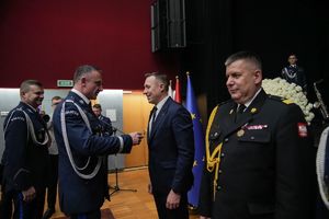 Dolnośląscy policjanci wyróżnieni medalami i odznaczeniami przy okazji obchodów związanych z 107. rocznicą odzyskania przez Polskę Niepodległości