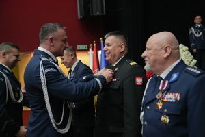 Dolnośląscy policjanci wyróżnieni medalami i odznaczeniami przy okazji obchodów związanych z 107. rocznicą odzyskania przez Polskę Niepodległości