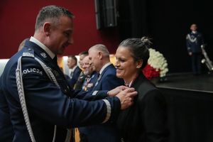 Dolnośląscy policjanci wyróżnieni medalami i odznaczeniami przy okazji obchodów związanych z 107. rocznicą odzyskania przez Polskę Niepodległości