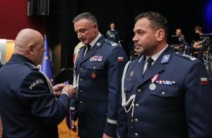 Dolnośląscy policjanci wyróżnieni medalami i odznaczeniami przy okazji obchodów związanych z 107. rocznicą odzyskania przez Polskę Niepodległości