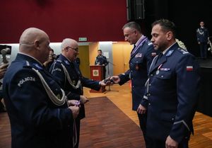 Dolnośląscy policjanci wyróżnieni medalami i odznaczeniami przy okazji obchodów związanych z 107. rocznicą odzyskania przez Polskę Niepodległości