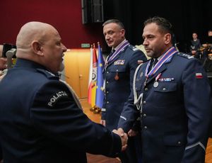 Dolnośląscy policjanci wyróżnieni medalami i odznaczeniami przy okazji obchodów związanych z 107. rocznicą odzyskania przez Polskę Niepodległości