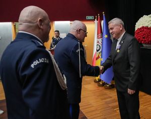 Dolnośląscy policjanci wyróżnieni medalami i odznaczeniami przy okazji obchodów związanych z 107. rocznicą odzyskania przez Polskę Niepodległości