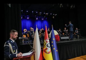 Dolnośląscy policjanci wyróżnieni medalami i odznaczeniami przy okazji obchodów związanych z 107. rocznicą odzyskania przez Polskę Niepodległości