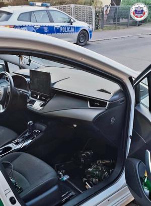 samochód osobowy za nim radiowóz