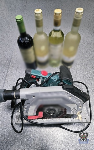 butelki z alkoholem i szlifierka