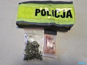 narkotyki w woreczkach, kamizelka z napisem policja