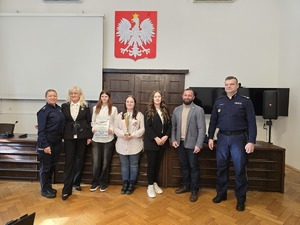 komendant wojewódzki razem z finalistami konkursu