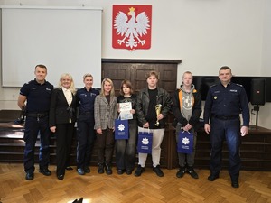 wspólne zdjęcie finalistów z komendantem