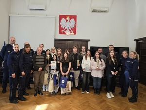 wszyscy uczestnicy konkursu wraz z zastępcą komendanta wojewódzkiego policji oraz policjantami