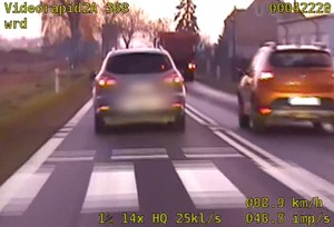 samochód osobowy wyprzedza na pasach