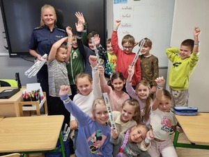 Wspólna lekcja w szkole o bezpieczeństwie i odblaskach