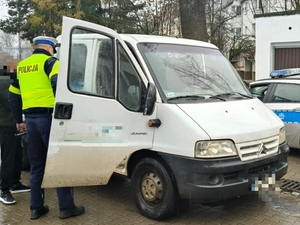 Policjanci kontrolują kierowcę busa
