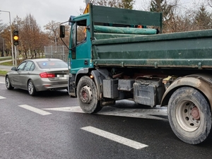 Policjanci kontrolują busy i samochody ciężarowe