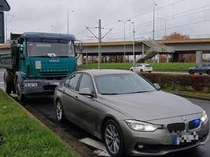 Policjanci kontrolują busy i samochody ciężarowe