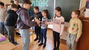 „Odblaskowa Szkoła" – dzieci z górowskiej szkoły uszyły własne kamizelki odblaskowe!