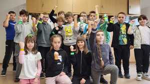 „Odblaskowa Szkoła&quot; – dzieci z górowskiej szkoły uszyły własne kamizelki odblaskowe!