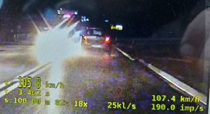 zdjęcie z wideorejestratora przedstawiające samochód osobowy przekroczs dozwoloną prędkość w terenie zabudowanym