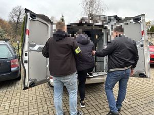 policjanci z zatrzymanym