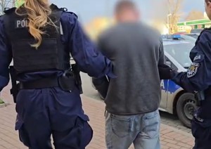 dwie policjantki prowadzą zatrzymanego