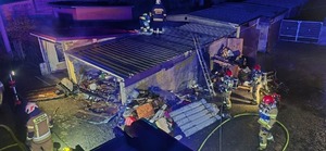 strażacy gaszą pożar