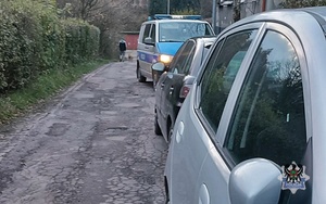 samochody osobowe z tyłu radiowóz