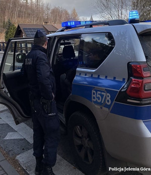 policjant koło radiowozu