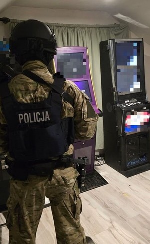 Kolejne nielegalne automaty do gier zabezpieczyli funkcjonariusze w nielegalnym salonie gier na terenie Świdnicy