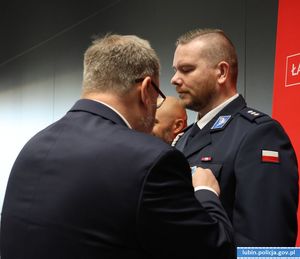 Pomaganie ma we krwi. Komisarz Mariusz Kaciuban odebrał państwowe odznaczenie „Honorowy Dawca Krwi – Zasłużony dla Zdrowia Narodu”