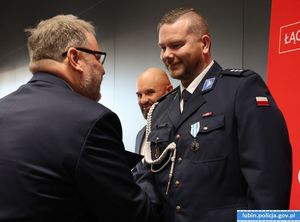 Pomaganie ma we krwi. Komisarz Mariusz Kaciuban odebrał państwowe odznaczenie „Honorowy Dawca Krwi – Zasłużony dla Zdrowia Narodu”