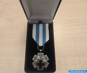 Pomaganie ma we krwi. Komisarz Mariusz Kaciuban odebrał państwowe odznaczenie „Honorowy Dawca Krwi – Zasłużony dla Zdrowia Narodu”