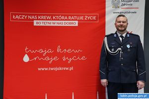 Pomaganie ma we krwi. Komisarz Mariusz Kaciuban odebrał państwowe odznaczenie „Honorowy Dawca Krwi – Zasłużony dla Zdrowia Narodu”