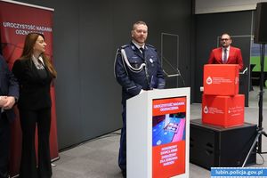 Pomaganie ma we krwi. Komisarz Mariusz Kaciuban odebrał państwowe odznaczenie „Honorowy Dawca Krwi – Zasłużony dla Zdrowia Narodu”