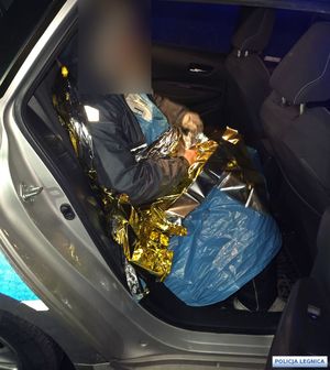 ogrzewanie mężczyzny w radiowozie kocem termicznym