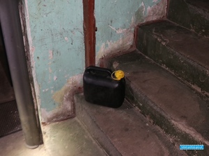 kanister z benzyna na schodach