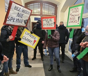 Alarm bombowy w urzędzie – policyjne ćwiczenia w Kątach Wrocławskich