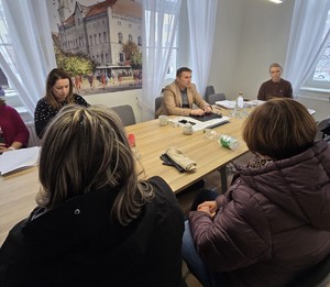 Alarm bombowy w urzędzie – policyjne ćwiczenia w Kątach Wrocławskich