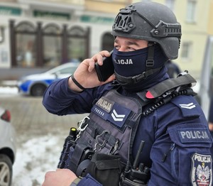 Alarm bombowy w urzędzie – policyjne ćwiczenia w Kątach Wrocławskich