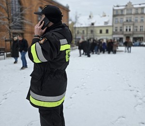 Alarm bombowy w urzędzie – policyjne ćwiczenia w Kątach Wrocławskich