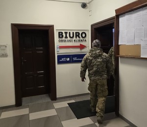 Alarm bombowy w urzędzie – policyjne ćwiczenia w Kątach Wrocławskich