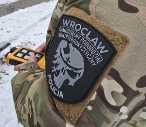 Alarm bombowy w urzędzie – policyjne ćwiczenia w Kątach Wrocławskich