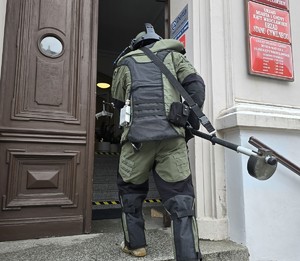 Alarm bombowy w urzędzie – policyjne ćwiczenia w Kątach Wrocławskich