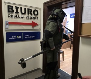 Alarm bombowy w urzędzie – policyjne ćwiczenia w Kątach Wrocławskich