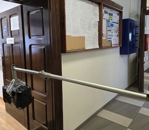 Alarm bombowy w urzędzie – policyjne ćwiczenia w Kątach Wrocławskich