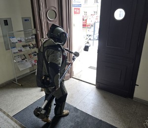 Alarm bombowy w urzędzie – policyjne ćwiczenia w Kątach Wrocławskich