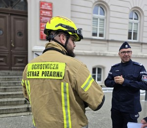 Alarm bombowy w urzędzie – policyjne ćwiczenia w Kątach Wrocławskich