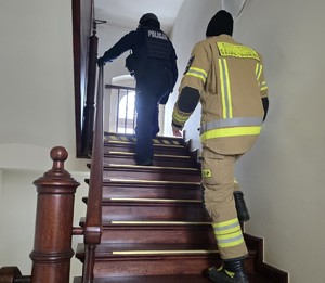 Alarm bombowy w urzędzie – policyjne ćwiczenia w Kątach Wrocławskich